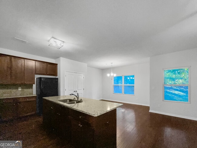 Building Photo - 202 Daisy Cir