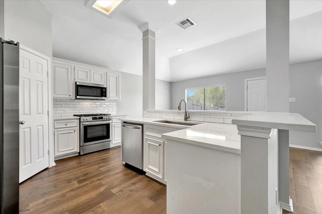 Building Photo - 3915 Summerfield Dr