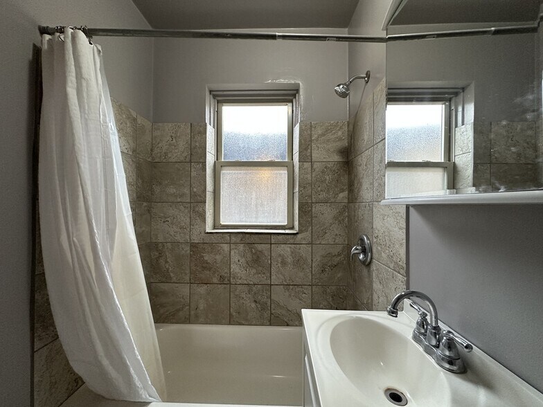 Building Photo - 4031 W Melrose St