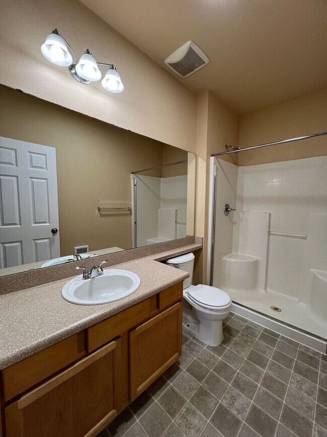 Building Photo - Beautiful Waterford Crossing 2 bedroom Condo