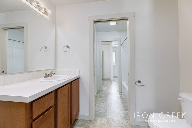 Building Photo - Open Floorplan Townhome with 3 suites