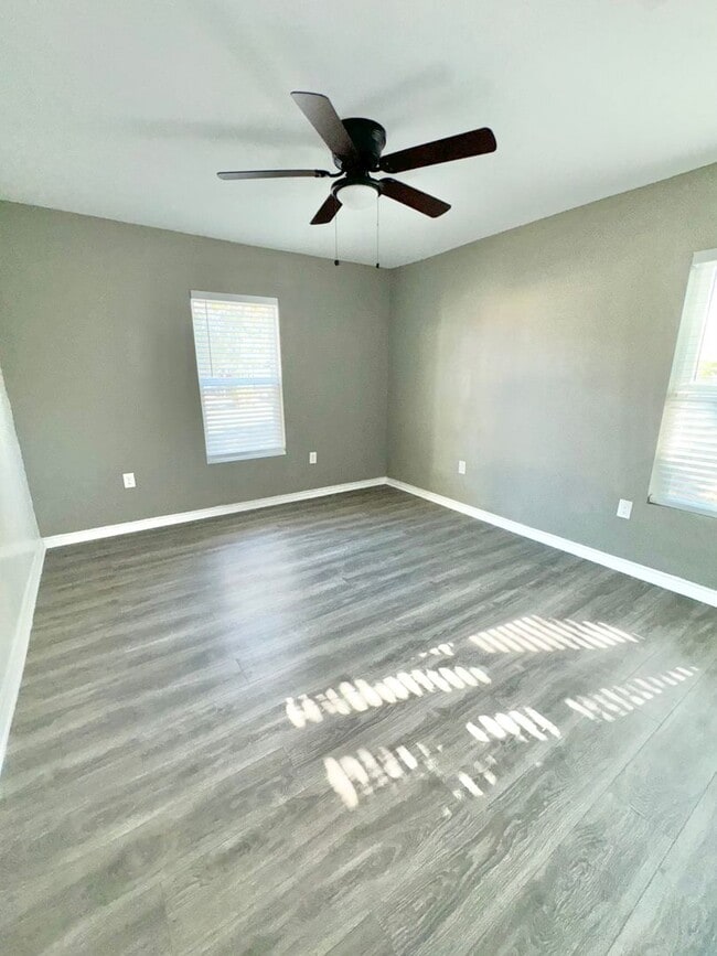 Building Photo - AVAILABLE NOW !