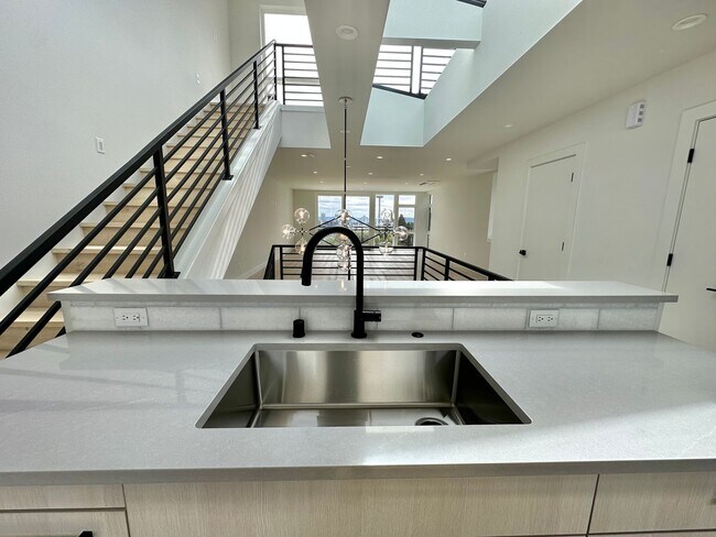 Building Photo - Stunning Queen Anne Home - Incredible Views! Available 10/1/2026!