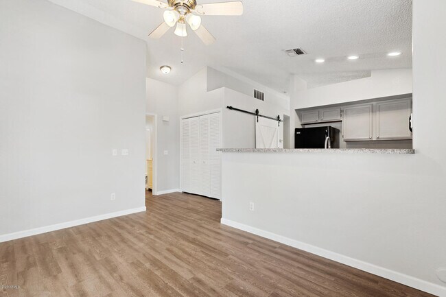 Building Photo - 1120 N Val Vista Dr