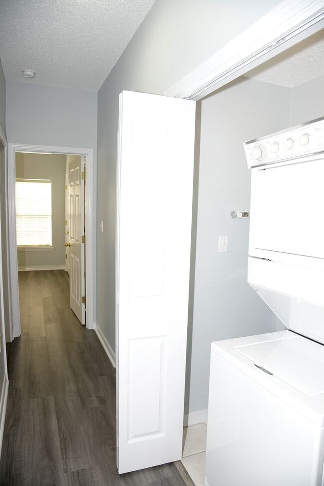 Building Photo - Second floor condo
