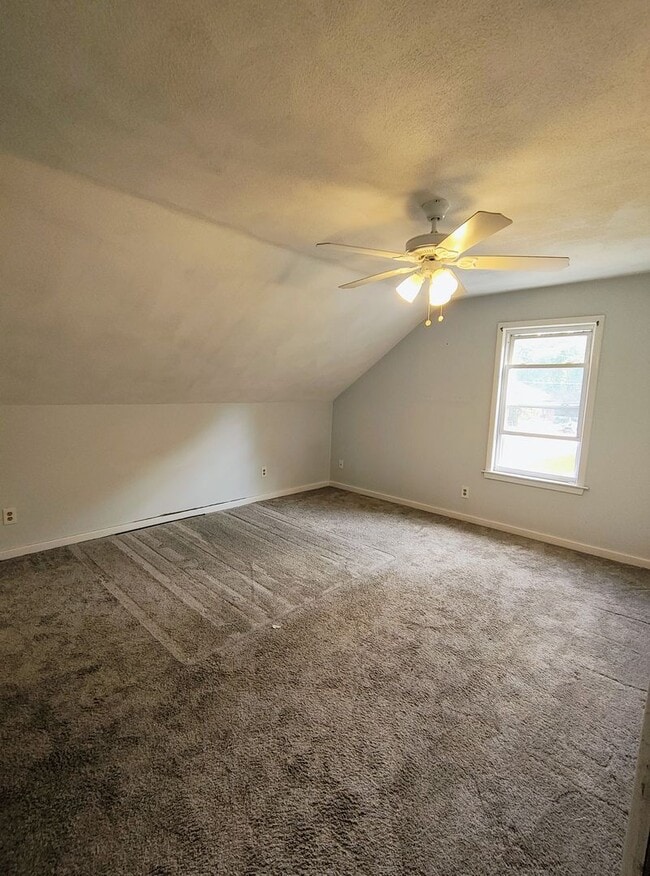 Building Photo - ****Burrillville – Three Bed/Two Bath Dupl...