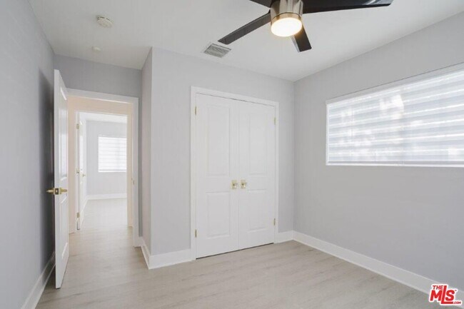 Building Photo - 9620 Woodale Ave