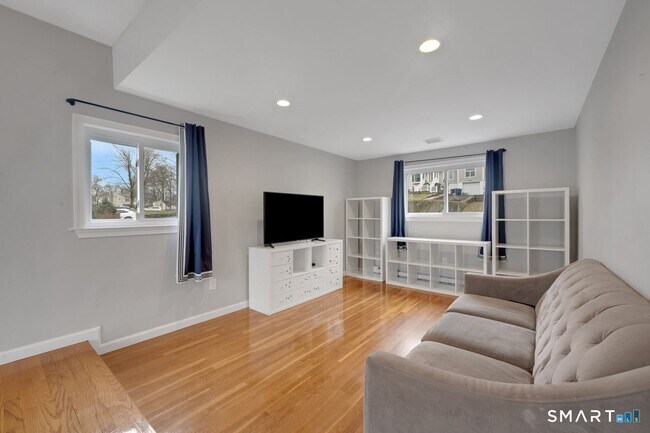 Building Photo - 51 Ledgewood Dr