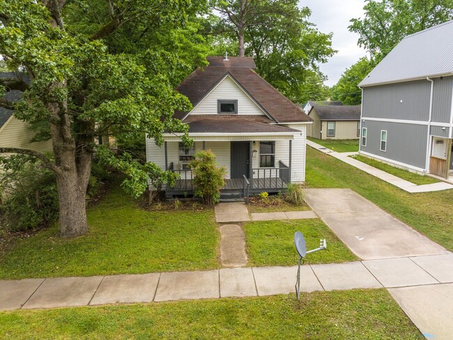 Building Photo - Freshly Updated 3 Bedroom House