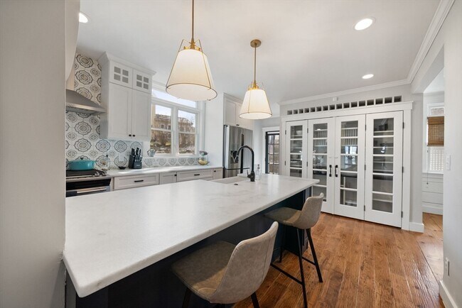 Building Photo - 71 King St