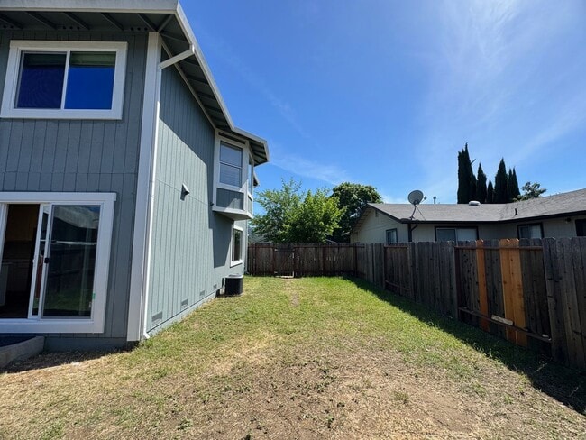 Building Photo - Charming 3 bedroom 1.5 bathroom Two story Town House with an attached garage.