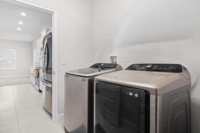 Building Photo - 692 NE Turtleback Trail