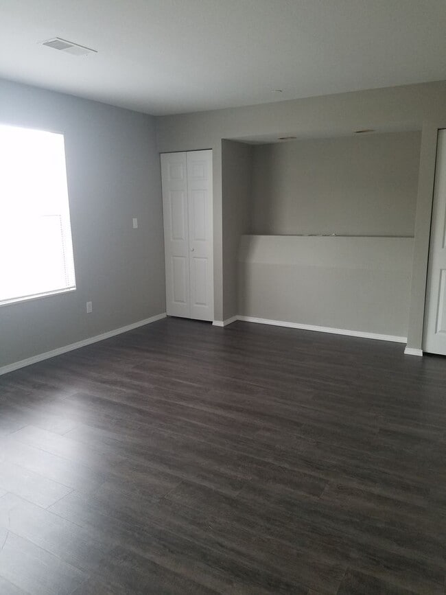 Building Photo - Beautiful Two Bedroom 2 bath Apartment wit...