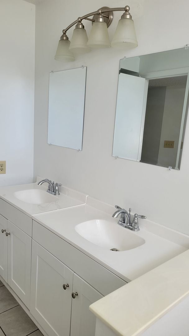 Building Photo - 1st Floor, 3 Bedroom, 2 Bath, Lakeside Con...