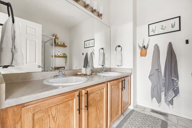 Building Photo - Modern 2-Bed, 2.5-Bath Corner Unit in Arva...
