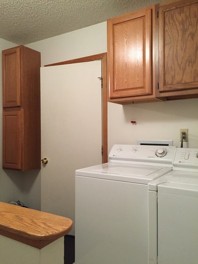 Building Photo - 5 bedroom house on the Westside - close to UIHC