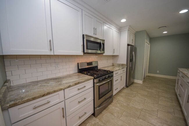 Building Photo - Cute and UPDATED 3 bed 2 bath home near GREAT SCHOOLS.