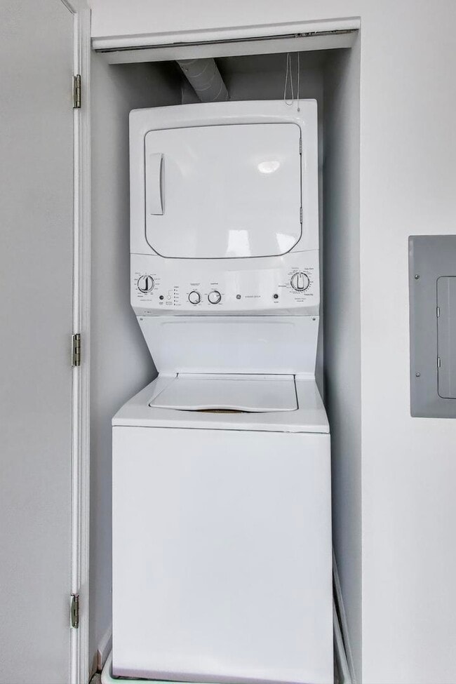 Building Photo - 345 N La Salle Dr