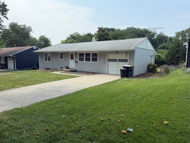 Building Photo - 5546 N Woodland Ave