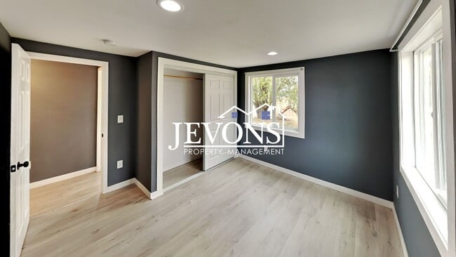 Building Photo - Charming 3-bedroom home in a peaceful sett...
