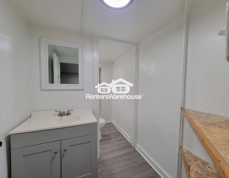 Building Photo - 1056 Regent St SW