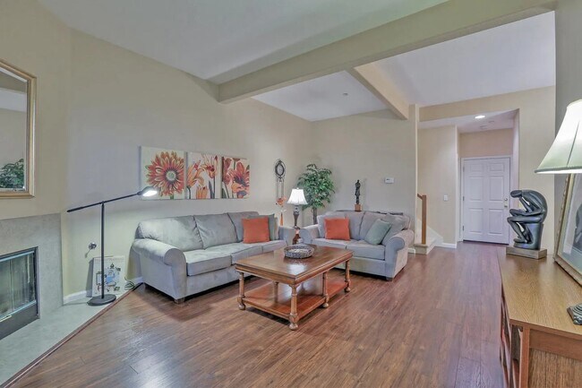 Building Photo - 18 Flora Ln