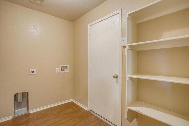 Building Photo - Spacious 3 bed, 2 bath Home in Crowley