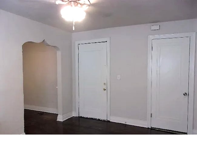 Building Photo - Charming 1-Bed in Gatewood with Hardwood F...