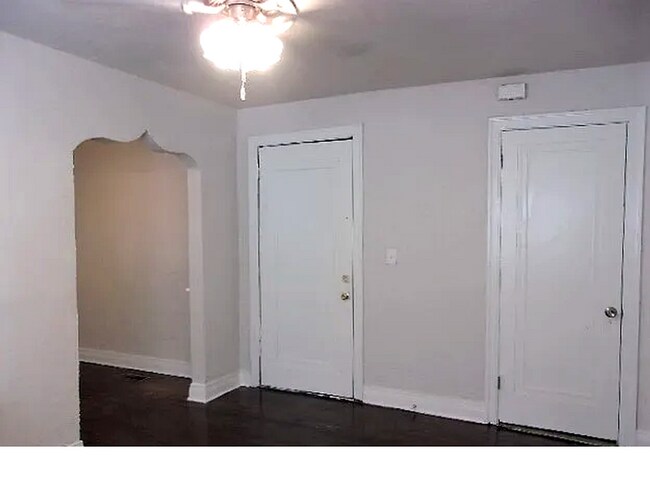Building Photo - Charming Gatewood Apartment | Walk to the Plaza District