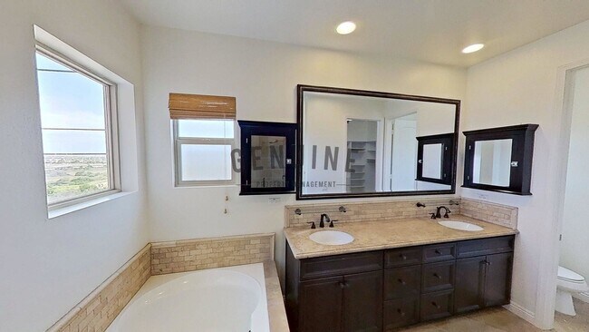 Building Photo - Spacious 3Bd 2.5Ba 2 Story Home w/ Fabulou...