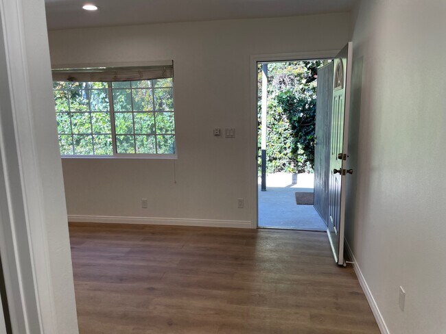 Building Photo - 410 Rose Ave