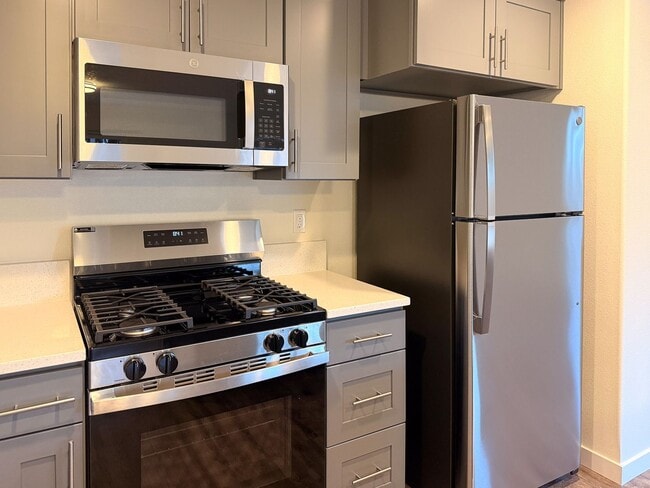 Building Photo - 505-507 NW Hillcrest Dr