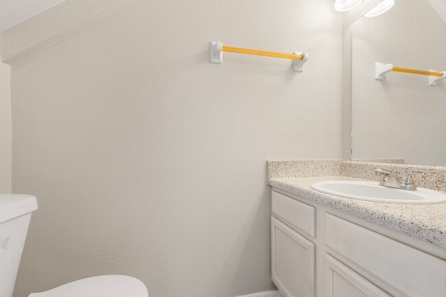 Building Photo - Beautiful Temple Terrace Townhome!