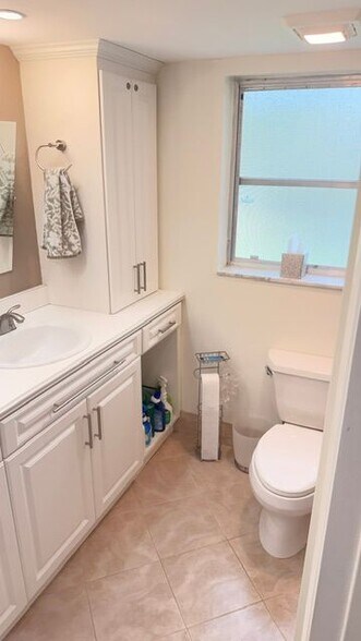 Building Photo - 4031 N Cypress Dr