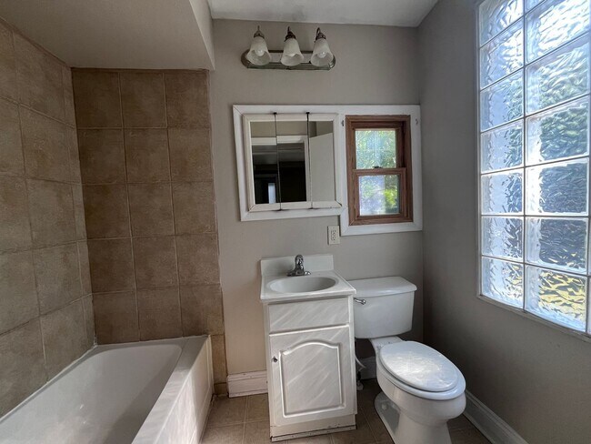 Building Photo - 4 Bedroom / 2 Bath House