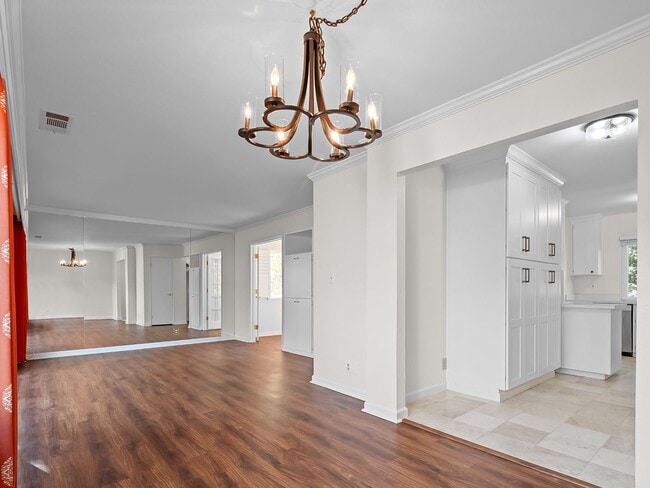 Building Photo - Townhouse-Style Single-Family