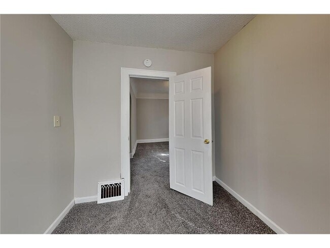 Building Photo - 303 Curtice St E