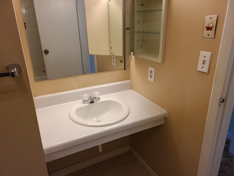 main bath - 2243 Hillcrest