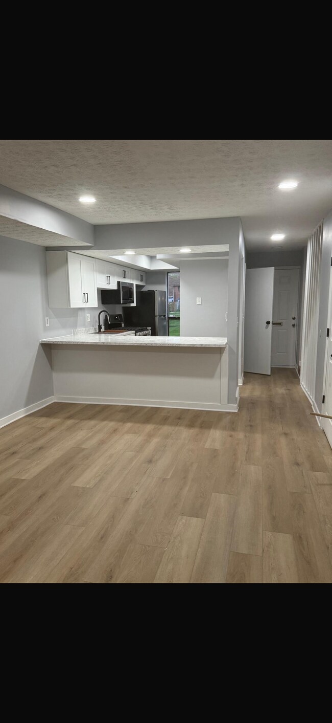 Building Photo - 98 Lancelot Ln