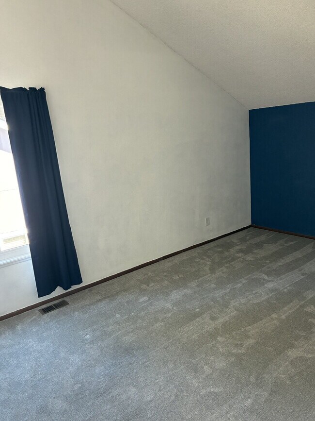 Building Photo - Beautiful Townhome - 4 Bedrooms 3 Bathroom with 2 Additional Bonus Rooms!