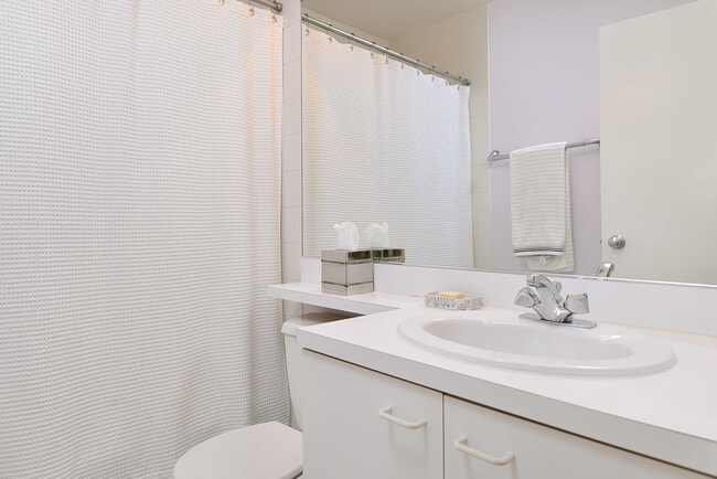 Building Photo - 2317 N Greenview Ave