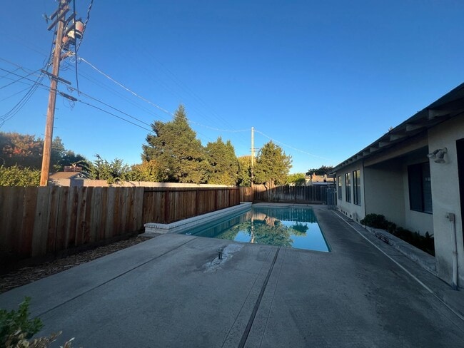 Building Photo - Single story home located in Lakewood Elementary School District!