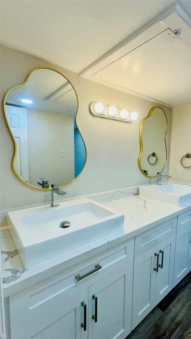 Primary Photo - 357 N Post Oak Ln