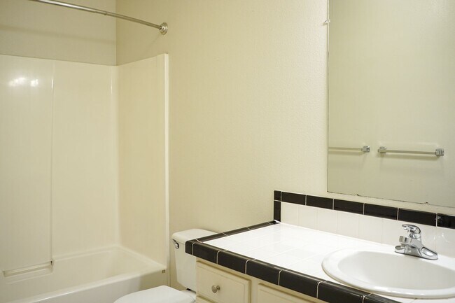 Building Photo - Ideal John's Landing 1-Bed w/ Open Layout, Washer/Dryer & a Private Patio!