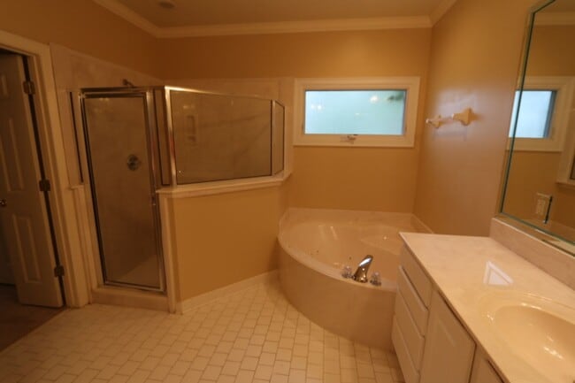 Building Photo - EXECUTE LIVING IN PRIVATE COMMUNITY