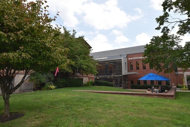 Building Photo - 138 Main St