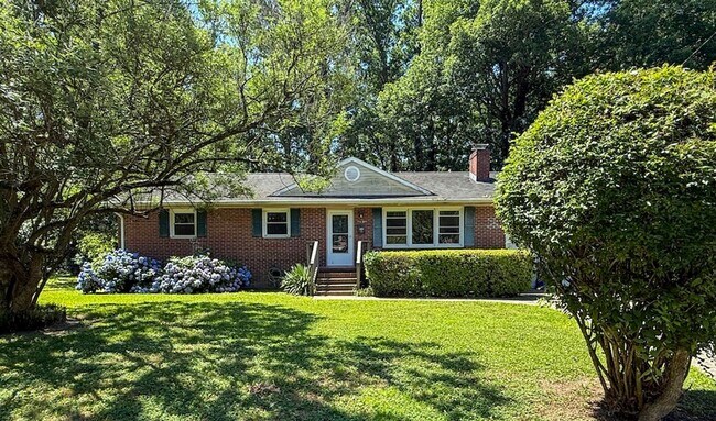 Building Photo - Fully Remodeled & Move-in Ready!