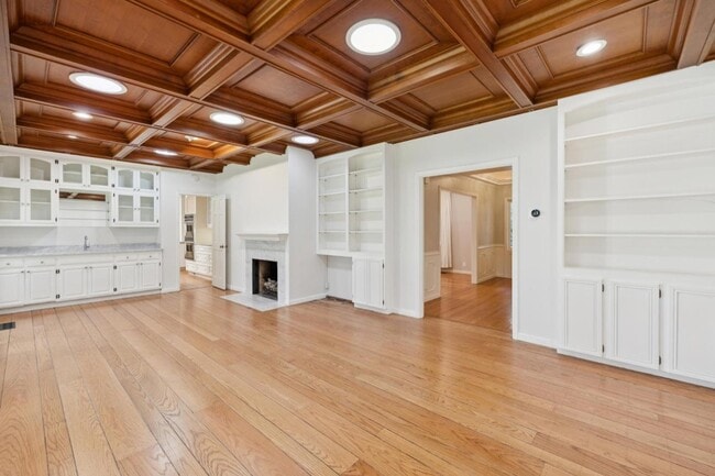 Building Photo - 216 Valparaiso Ave