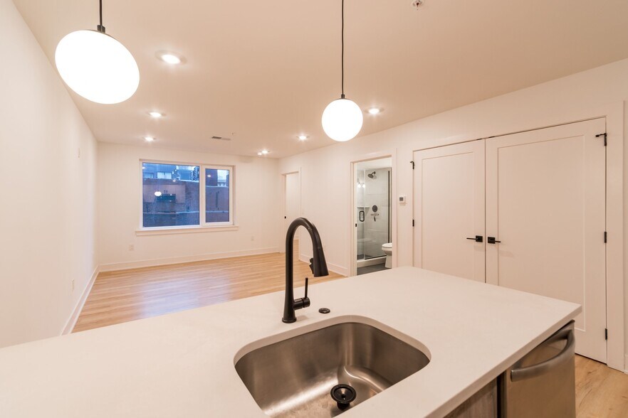 Building Photo - 629 W Girard Ave