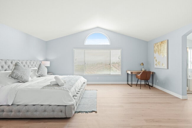 Building Photo - 10919 Mirador Dr